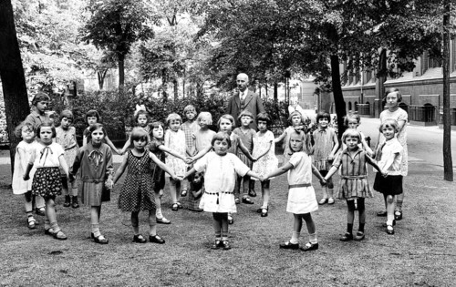 School class break Ringelreihen teacher, ca. 1920, Group of children with a teacher in the park