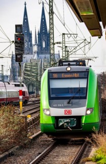 Train on the line, platform tracks in front of Cologne-Messe/Deutz station, S-Bahn, S6, runs