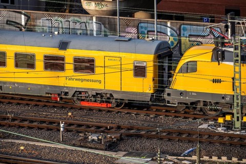 Train on the line, platform tracks in front of Cologne-Messe/Deutz station, route measurement by a