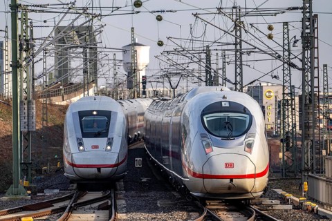 Trains on the line, platform tracks in front of Cologne-Messe/Deutz station, ICE long-distance