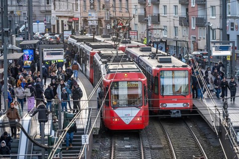 Tram stop Bahnhof Deutz/Lanxess Arena in Cologne-Deutz, rush hour in the afternoon, full platforms,