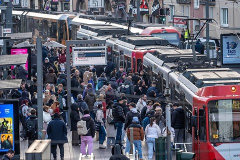 Tram stop Bahnhof Deutz/Lanxess Arena in Cologne-Deutz, rush hour in the afternoon, full platforms,
