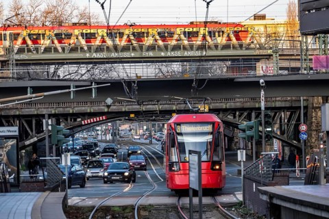Regional train on the line, railway bridge over Deutz-Mülheimer-Straße, more than 10 tracks crosses