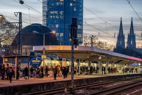 Passengers on the platform, regional train at Cologne-Messe/Deutz station, 2nd largest train