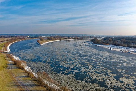 Ice rink on the Elbe near Hamburg near the Schwinder Haken off the Elbe island of Geesthacht.