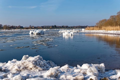 Ice flow on the Elbe in the area of the federal waterway near Geesthacht on a clear winter day.