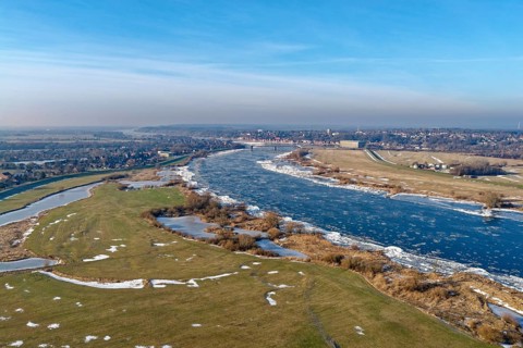 Icy riverbanks of the Elbe and ice in the foothills of the Elbe near Hohnstorf, Lüneburg district,
