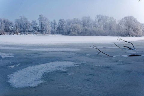 This winter day at the frozen Sandbrack Lake in Hamburg's Vier- und Marschlanden. Kirchwerder,