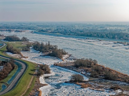 Ice rink on the Elbe near Hamburg. The foothills of the Elbe are icy in the flooded area. On the