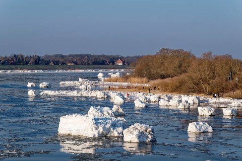 Visitors view the ice course on the Elbe in the area of the federal waterway near Geesthacht on a