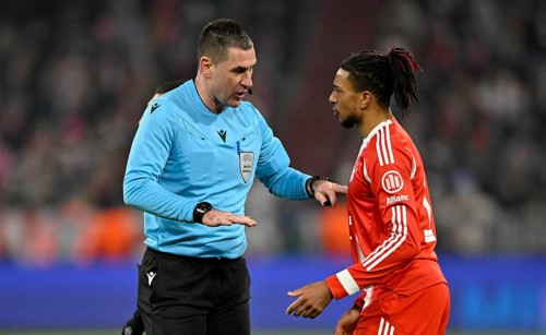 Referee Referee Rade Obrenovic (SVN) Gesture Gesture in conversation Discussion with Michael Olise