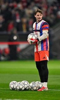 Warm-up training goalkeeper Jonas Urbig FC Bayern Munich FCB (40) with balls, football UEFA