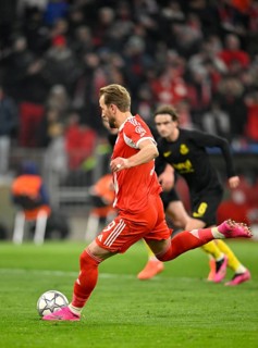 Harry Kane FC Bayern Munich FCB (09) shoots penalty, penalty kick goal kick action goal chance