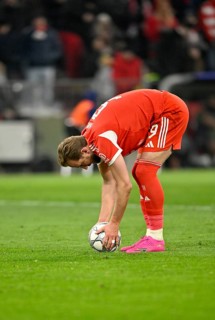 Harry Kane FC Bayern Munich FCB (09) takes the ball for a penalty, penalty kick football UEFA