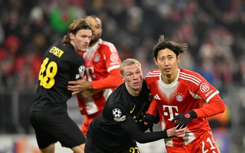 One-on-one, action in anticipation of a corner kick Hiroki Ito FC Bayern Munich FCB (21) Louis
