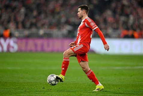 Raphael Guerreiro FC Bayern Munich FCB (22) Action on the ball Football UEFA Champions League, CL,