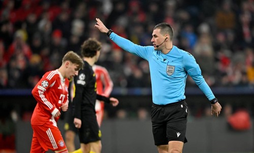 Referee Referee Rade Obrenovic (SVN) Gesture Gesture Lennart Karl Bayern Munich FCB (42) Football