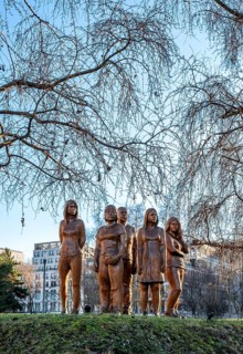 Group of figures on the grounds of the Hessian State Representative, In den Ministergärten, Berlin,