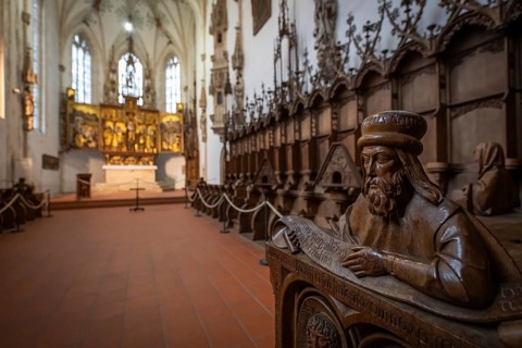 Carved half-figure, man with beard, oak choir stalls for monks' hour prayers, 1493 by Jörg Syrlin