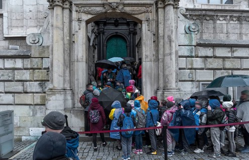 School classes crowd at the entrance to Wavel Cathedral, Wavelhügel, Krakow, Poland