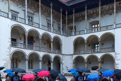 Arcades of the north and east wings of Wavelschloss, in front visitors with umbrellas, Wavelhügel,
