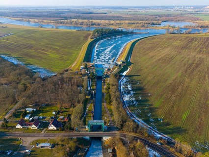 Canal with adjacent fields and a lock, seen from a bird's eye view, Niegripp lock, Niegripper