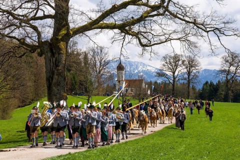 Traditional Georgiritt an der Hubkapelle Penzberg, brass band, musicians in Bavarian traditional