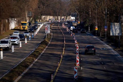 Car traffic on the road, traffic disruptions on the B14 federal road between Stuttgart and Bad