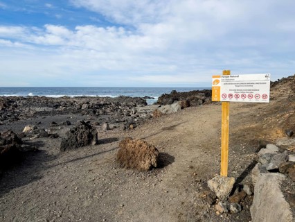 Guide on the Ruta de Litoral hiking trail through the southern volcanic fields of the Timanfaya