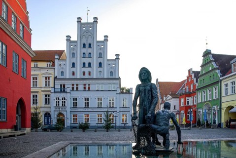 Fishing fountain with sculptures by Jo Jastram at the fish market in the Hanseatic city of