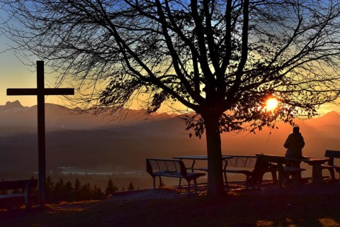 View from the rest area on the Auerberg into the Westallgäu mountains, on the left the Aggenstein