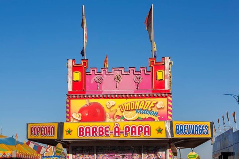 Barbe a Papa cotton candy, popcorn and beverages kiosk with French words at Fun Show traveling