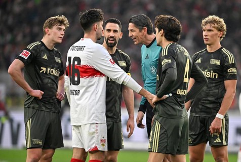 Referee Deniz Aytekin in discussion with Atakan Karazor VfB Stuttgart (16) Rani Khedira 1. FC Union