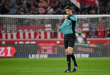 Referee Deniz Aytekin gesture gesture pulls on own jersey, shirt pulling, MHPArena, MHP Arena