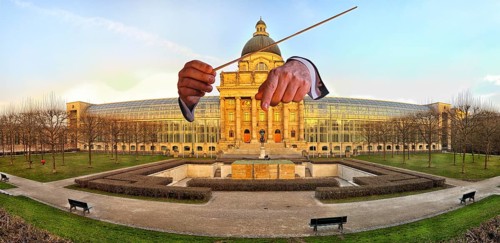 Conductors' hands in front of the Bavarian State Chancellery (StK), Who is conducting whom? The