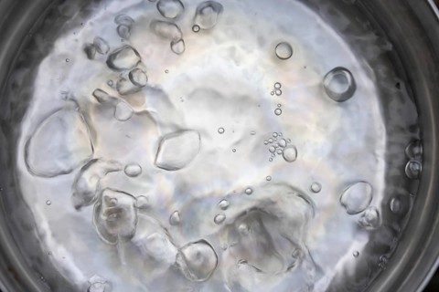 Water boils in a pot, boiling point, 100°C, air bubbles, symbolic picture