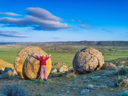 A tourist in front of the large spherolites (concretions) at Torysh, with over 500–600 spheres of