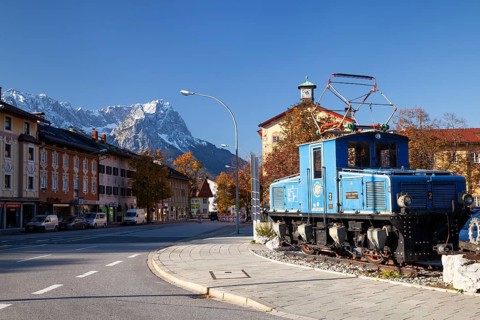 Garmisch, cityscape with cogwheel railway and Zugspitze, autumn, Garmisch-Partenkirchen, Upper