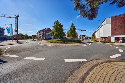 Roundabout, sidewalk, lantern, general architecture, commercial building, residential building,