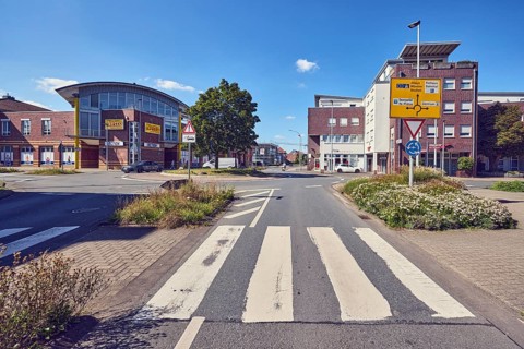 Pedestrian crossing, zebra crossing, central island, flower bed, general architecture, commercial