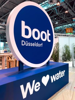 Press photo of three-dimensional logo Messe boot with lettering We Love Water, Messe Boot
