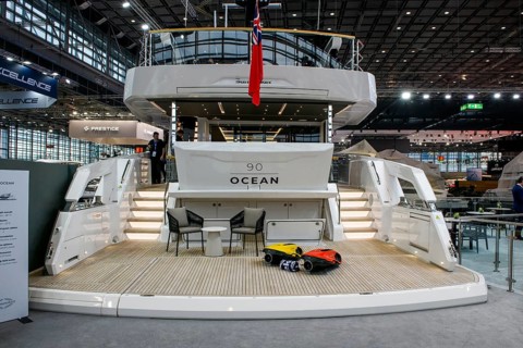 Press photo View of luxury yacht Sunseeker 90 Ocean in exhibition hall 6 by Messe Düsseldorf boot,