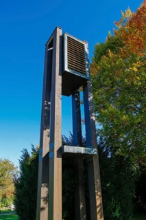 Großengstingen cemetery, ringing at the announcement hall, deciduous tree, autumn colors, colorful