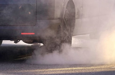 Car with internal combustion engine, winter, Germany