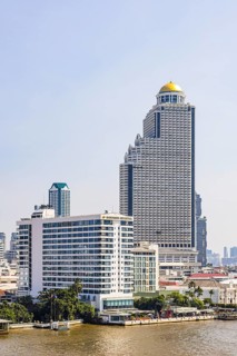 The luxury Mandarin Oriental Hotel on the Chao Phraya River, the State Tower in the back, Bangkok,