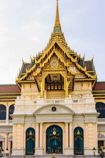 The Grand Royal Palace, the main entrance to the Chakri Maha Prasad throne hall with overlapping