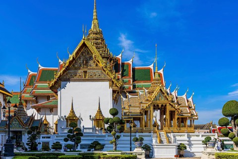 The Grand Royal Palace, trees with spherical branches, in the back the Chakri Maha Prasad throne
