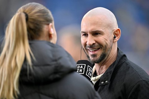 DAZN reporter presenter Sylvia Walker interviewed microphone micro logo trainer coach Christian