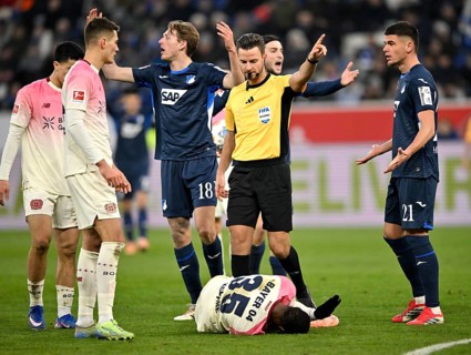 After a foul on Christian Kofane Bayer 04 Leverkusen (35) on the ground, referee Daniel Schlager