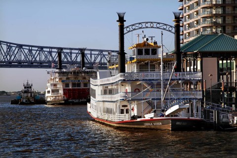 Paddle steamer and bridge at the New Orleans River Front, New Orleans, Louisiana, USA